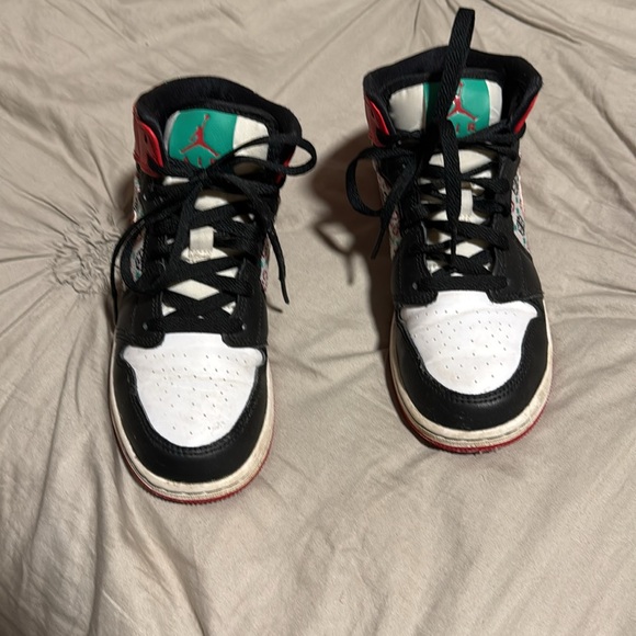 Jordan SE 1 mid Christmas edition in excellent shape. Size 4Y - Picture 2 of 4